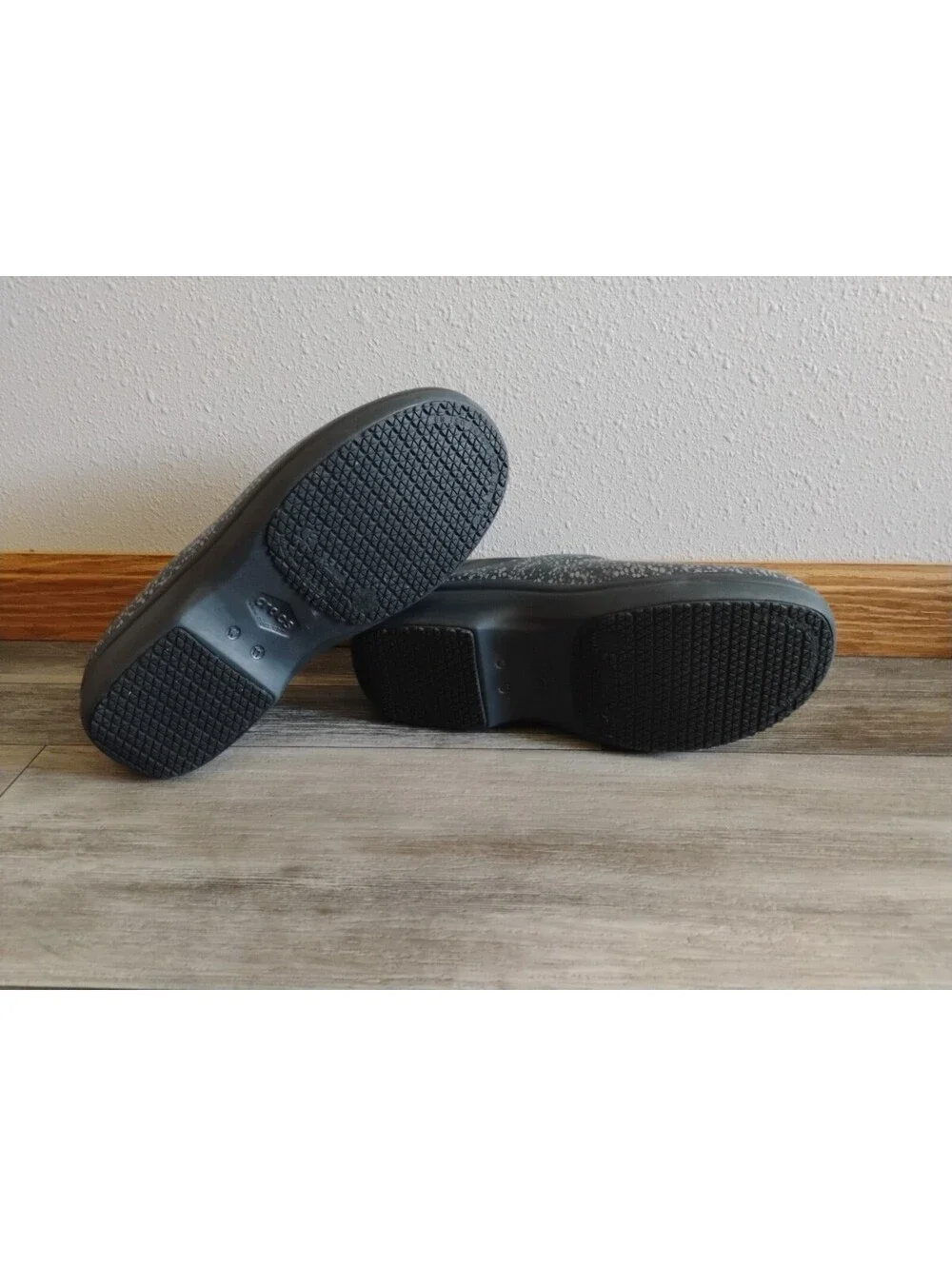 Crocs Clogs Womens (11 W) Neria Pro II Black Speckled Waterproof Comfort Nursing